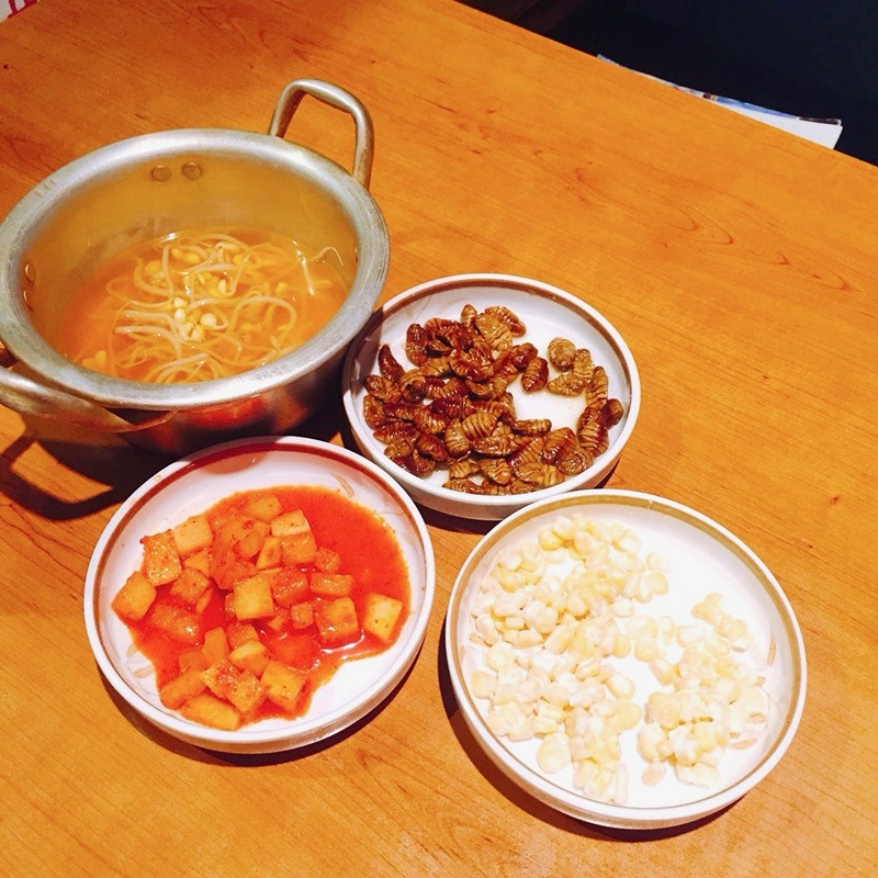 點完菜後先上的是幾樣小菜,豆芽湯、泡菜蘿蔔、玉米沙拉都是小編已經很習慣見到的,但剩下那盤......沒錯,是……是傳說中的蠶蛹,各位可以順便嚐鮮一下,小編深呼吸閉氣吃了兩個就沒再碰它xD