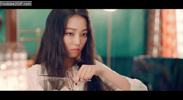 不過雖然新造型美,但其實在這麼美的造型登場前有插曲,從國小之後就不曾再剪過短髮的睿恩對剪短頭髮這件事一直很抗拒,讓公司為了這件事苦勸她整整一個月才有這麼驚豔的結果