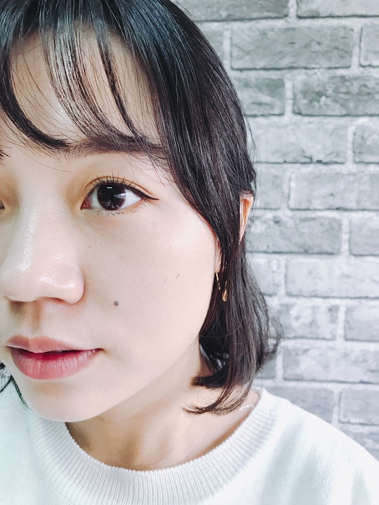 至於持妝度的部分歐膩也有做測試啦~剛上妝的時候肌膚呈現霧面妝感,很像PS過一樣完美(自己說),經過五小時後,鼻子部分開始出油,但是並沒有脫妝的問題,臉上反而有種奶油肌的妝感,真心好美啊TT(連口紅都脫妝脫光光了它還沒脫妝XDDD)