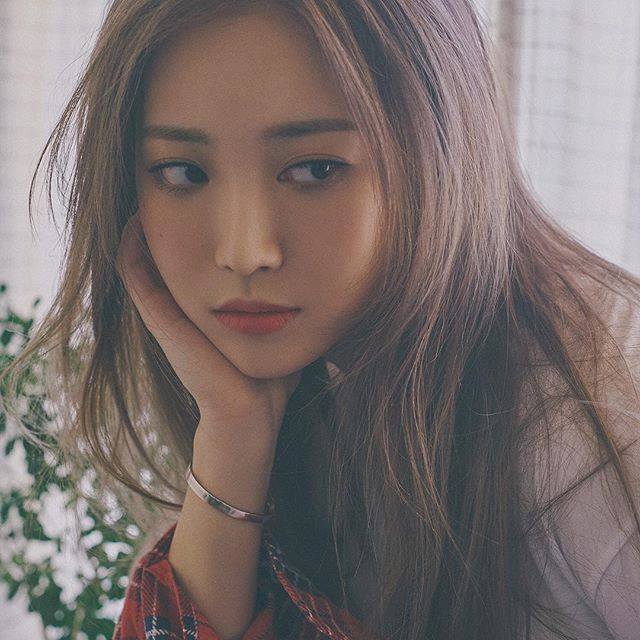 像是Girl's Day的Yura就在節目中說過, 為了控制成員們的身材, 公司每一個禮拜都會檢查她們的體重...
所以每到測量體重的那一天, 她們都會穿上最輕最薄的衣服, 希望能測出輕一點的重量。