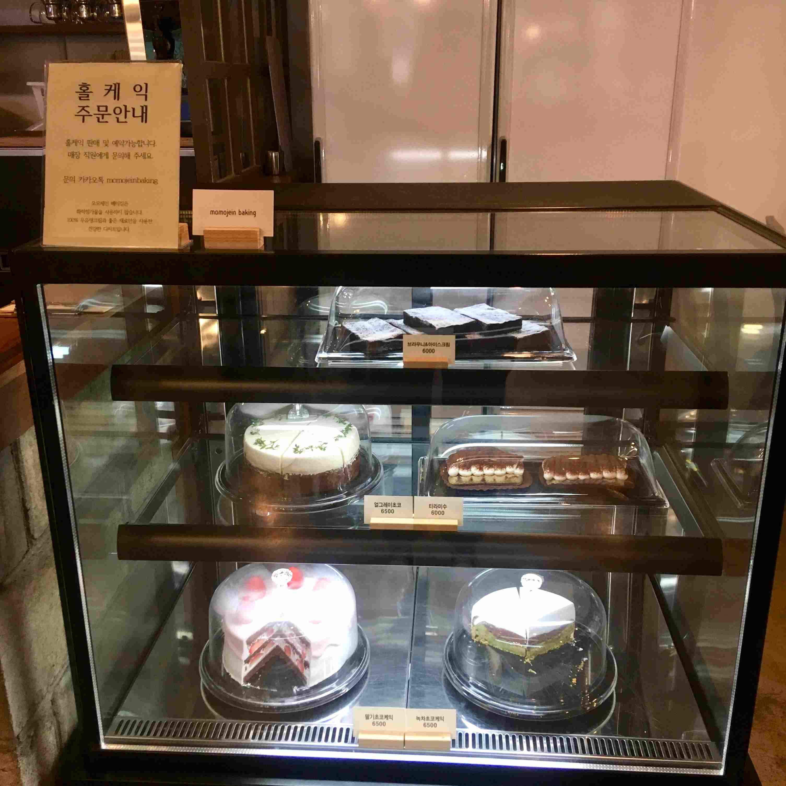 接下來吸引愛吃小編的就是蛋糕櫃啦!光看就口水直流,價錢也超佛心!(首爾的大概都要貴個1000塊以上ㅠㅡㅠ)
店家還特別強調蛋糕所使用鮮奶油皆為100%牛奶製喔~
