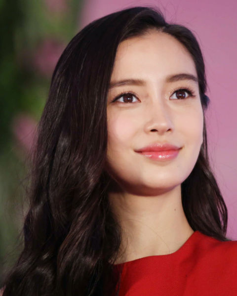 ANGELABABY:粉紅水感布丁唇
甜美清新、五官精緻的Angelababy,粉色的布丁唇讓她看起來根本只有18歲,先擦上保濕護脣膏打底,提升唇肌的水潤光感,接著再用粉色的晶透唇釉,以指腹沾取,點在唇中,再向慢慢地暈開,最後在上一層透明唇蜜,讓唇妝看起來更水亮粉潤,而這樣透亮微閃的唇妝,不只在鎂光燈下看起來超耀眼,平常外出也可以輕鬆擁有好氣色。