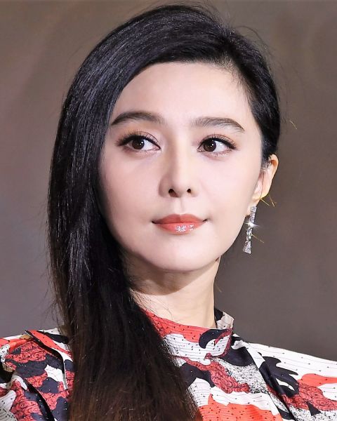范冰冰:淺橘果凍Q嫩唇
想要當一個霸氣又不失氣質的女人,那一定要試看看范冰冰擦的淺橘色果凍唇,微微的光澤讓喜歡低調的Angels也可以輕鬆嘗試,畫出范冰冰的超美水潤唇,要把暈染範圍擴大到整個唇部,讓唇部看起來像果凍一樣彈力十足,想要凸顯立體唇形,只要透過加深唇峰、下唇中間的色澤即可,再刷上根根分明的的眼睫毛,輕鬆詮釋優雅女人味!