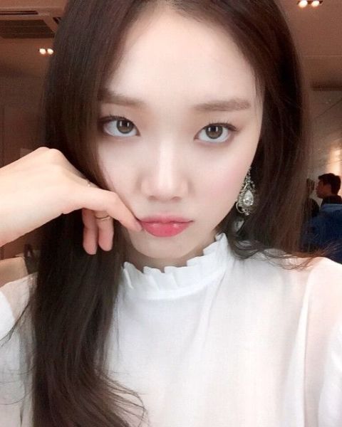李聖經:淺藕粉誘人漸層唇
聖經歐膩的清新藕粉布丁唇,讓平時搞怪的她,也顯得楚楚動人,而清透的光澤感讓唇部看起來更飽滿潤澤,建議將唇蜜先從中間向外塗抹,讓其視覺上變澎,唇紋隱形,上唇則沿著唇線塗抹,看起來更俏更立體,最後再沾取適量同色系唇釉,加強於唇中,並用指腹將界線模糊,又能創造漂亮又乾淨的暈染唇了