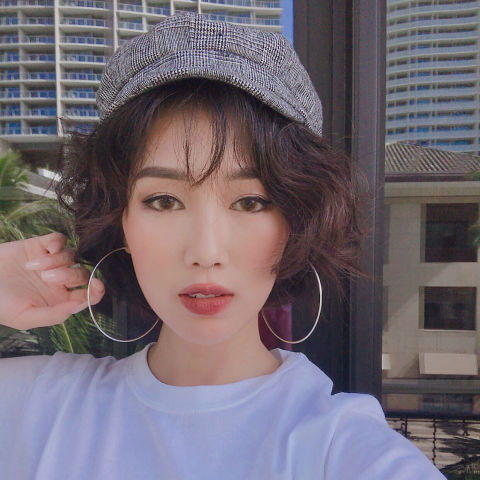 俏皮假小子:報童帽+耳下短髮
一直都在說長髮,那短髮的女孩怎麼辦呢?短髮的女孩戴起帽子來就是格外乾淨俐落,這個冬天不防嘗試看看在歐美大熱的報童帽,既可愛又休閒,更是小臉神器。短髮的造型重點在於髮尾,建議女孩可以用平板夾把髮尾夾出彎度,再用有塑型效果的造型產品,利用指尖從髮根處輕輕的往外抓,營造豐盈感,看起來才不會太死板