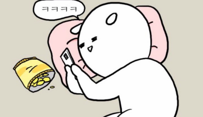 4.《大學日記》
無論是誰,都曾經幻想過浪漫的大學生活。但是談戀愛、玩社團的精采生活…這一切都是謊言。主角作佳就是漫畫作家本人,詼諧有趣的文筆和畫風呈現出最殘酷現實的大學生活。搶不到的課、寫不完的報告、考試前臨時抱佛腳,是任何人看了都會深有同感的日常搞笑漫畫。