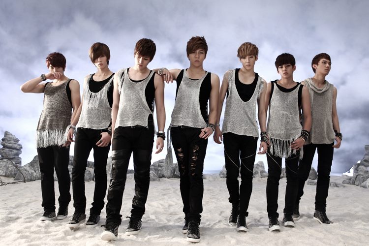 男團U-KISS 曾經是相當具有人氣的團體, 出道後藉著歌曲《好欺負嗎》知名度大幅上升, 最紅的時候, 幾乎在各大綜藝都能看見成員們的身影, 雖然實力好顏質高, 但是U-KISS可說是命運多舛, 隨著亞歷山大和起範、東澔一個一個約滿解約, 儘管留下的成員依舊非常努力, 但是卻無法恢復往日榮光ㅠㅠ