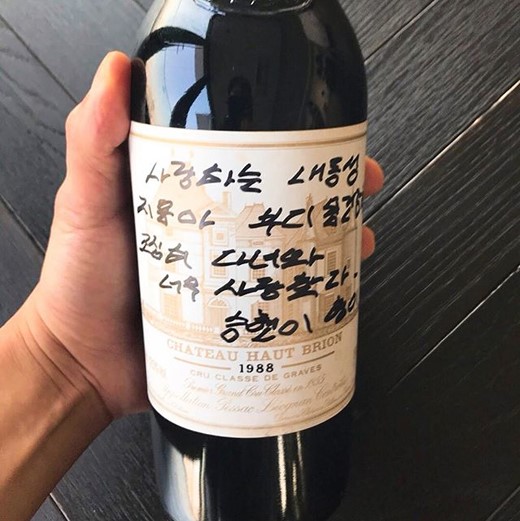 而最感人的是T.O.P不僅送上一瓶和GD出生年份相同的紅酒,瓶身上更寫下了對GD的祝福,寫著「親愛的弟弟志龍啊,請你一定要注意身體,我很愛你,哥哥崔勝鉉」,表達了對GD的愛
