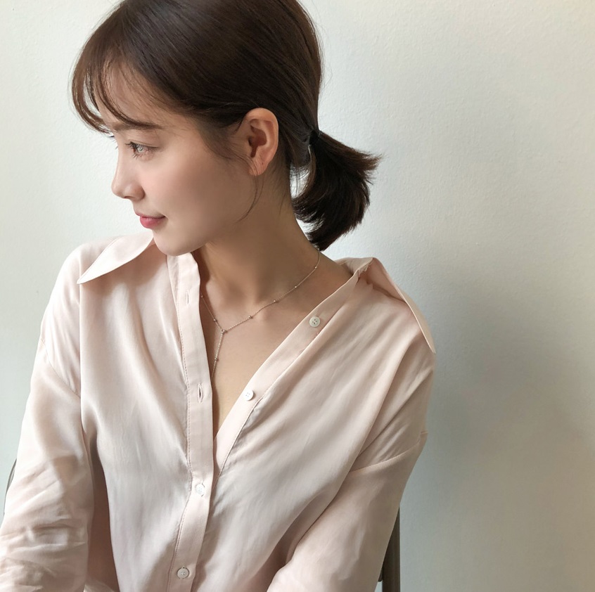 低馬尾也是偽少女很推薦給女孩們的髮型之一!基本上沒有太大的難度,只需要綁一個低低的馬尾即可,將兩側的小頭髮拉出來,這樣看起來會更自然。不管長髮還是短髮都很好駕馭,學生穿上制服也很適合!