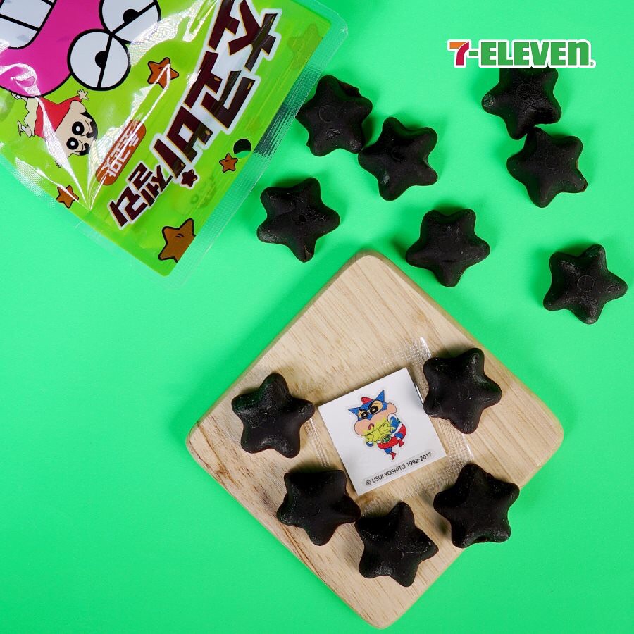 #蠟筆小新星星軟糖
千萬不要被黑黑的嚇到XD 蠟筆小新的周邊商品最近在韓國非常紅,就連卡通中小新最愛的巧克力餅也能做成軟糖!不知道味道如何就是了XD