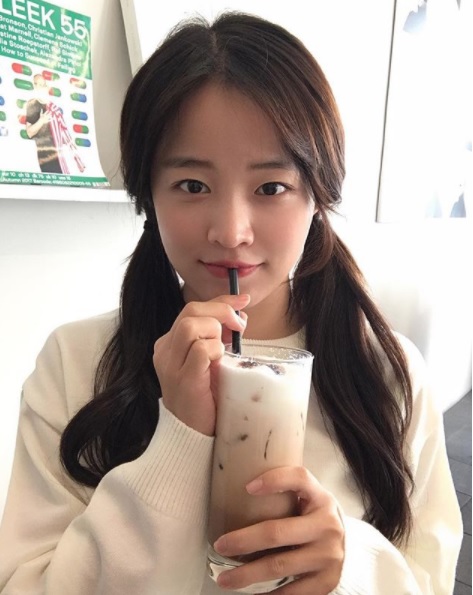 #舌頭捲住吸管:
喝飲料的時候難免會讓口紅沾到吸管,這時候可就要靠你的內功(?)啦!利用舌頭把吸管頂住,雖然水流量會比較少,但是這方法可不會沾到口紅啊!(需要多練習才行喔)