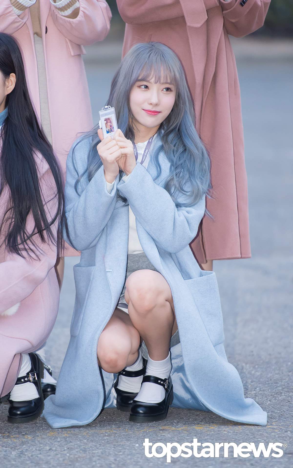 ◆宇宙少女 Luda:
不說還以為看到仙女啊!Luda這次染了一頭灰藍色,配上淺藍色的大衣真的超適合,好像仙女下凡啊!膚色也顯得更白皙,非常引人注目。這種髮色真的非常難駕馭,雖然好看但是女孩們還是別輕易嘗試喔!