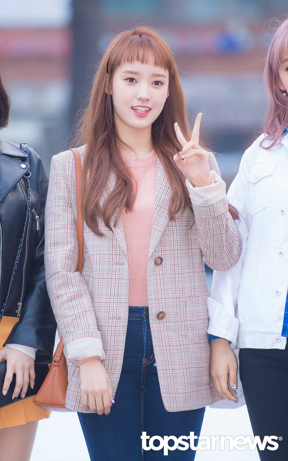 ◆Weki Meki Sei:
至於Sei則是染了一頭金棕色的造型,並且講瀏海剪成眉上瀏海,沿著臉型做圓弧狀,甚至配上有點「狗啃瀏海」的感覺,也是近期的一個風潮喔!
