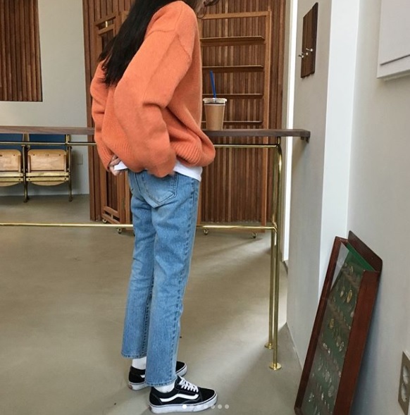 ►長度82-85公分最好:
至於身高大概在150-160左右的矮個子女孩,在網路上挑選褲子的時候建議選擇82-85公分的款式,一樣能夠露出腳踝,顯腿長。