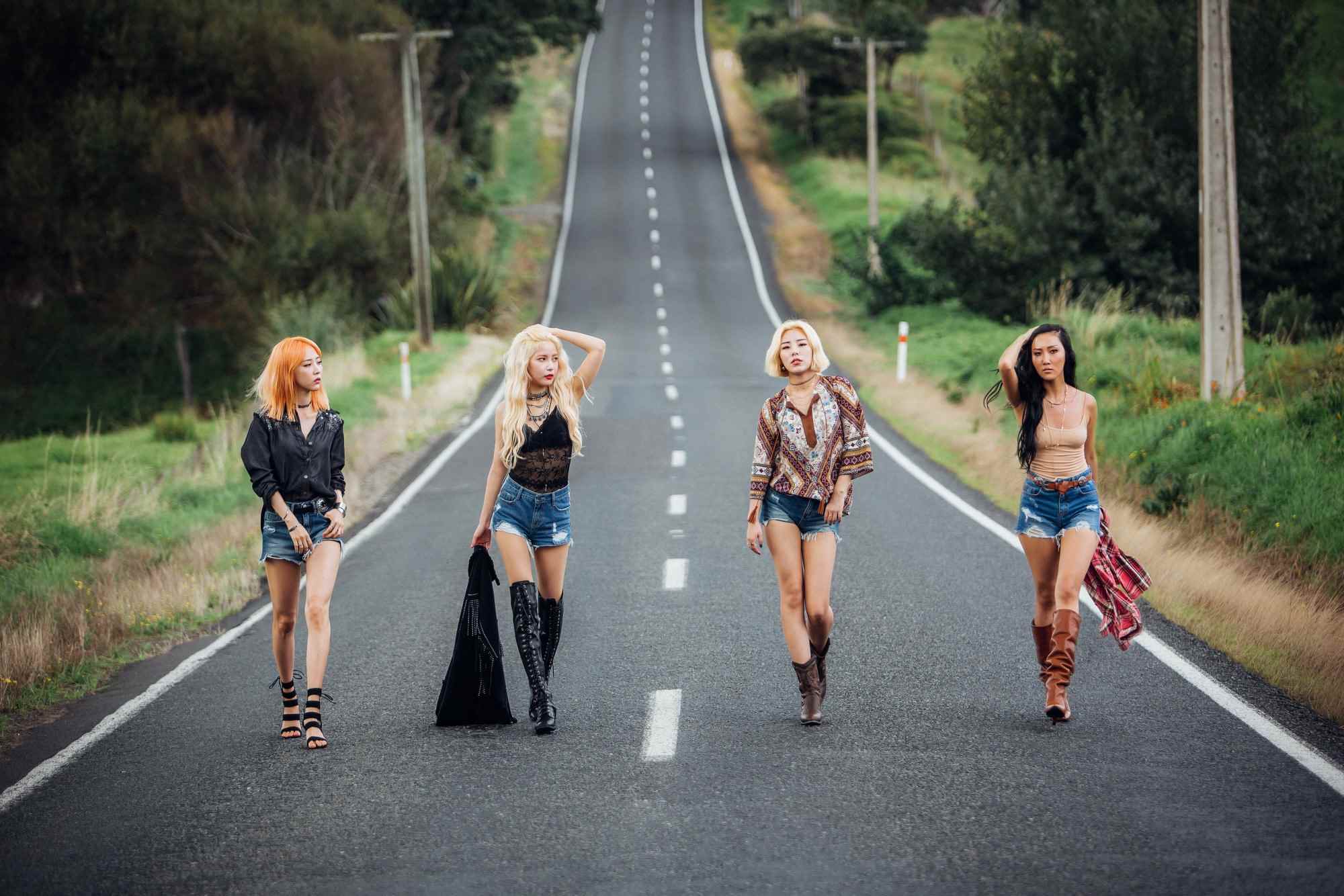 MAMAMOO
之前在《認識的哥哥》中就曾提過,有一天玟星在上鋪睡覺,突然聽到有人進了房間,並開始翻弄她的抽屜的聲音,結果她低頭一看發現是成員華莎...