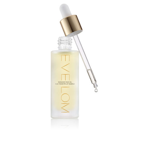 COSMO ANGEL推薦:EVE LOM全效亮采精萃油,30ML,NT.2,750元
全效亮采精萃油是款極度濃縮、質地卻又極度輕盈的臉部精華油,配方中使用高滋潤保濕的大麻籽油、滋養柔軟肌膚並使皮膚保持光滑柔嫩的所羅門王油及酪梨油,富含肌膚所需要的天然脂肪酸,使用後肌膚保濕度及滋潤度可以維持長達12小時。 同時,其成分包含穩定易吸收的維他命C,有助於鎮靜和舒緩肌膚,並防止新細紋及皺紋的形成。