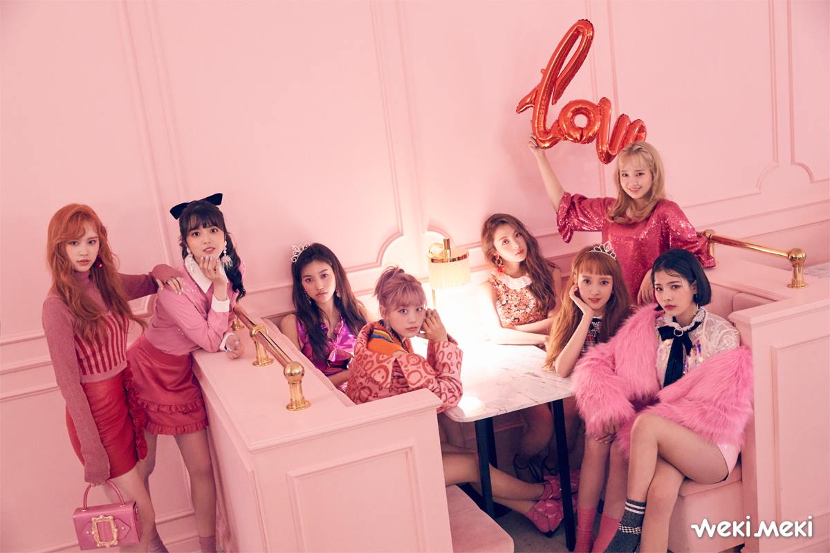 WEKI MEKI
WEKI MEKI的成員則是在VLIVE時分享撞鬼的經歷...
Elly、Lucy、有情有一次深夜留在練習室練習,而當時只剩下她們三個在那裏,連經紀人都因為有事先回了公司...