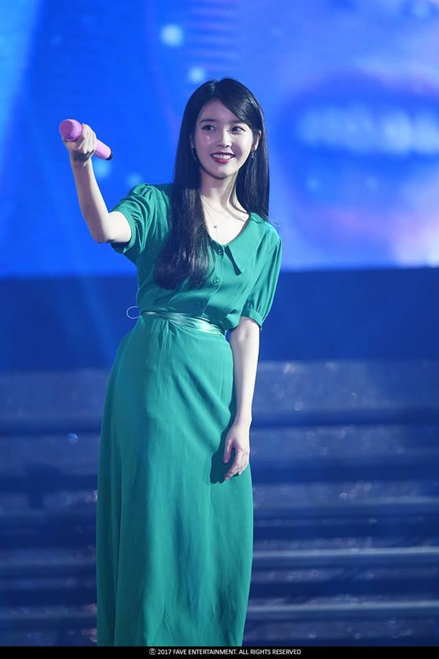 IU
撞鬼常客的IU也是在節目中提到,有一次她在睡覺時突然被鬼壓床,後來驚醒之後發現有一個髒兮兮、頭髮鬆鬆的綁著的女鬼蹲在角落,而IU就一直看著她,結果女鬼一抬頭,竟然跟IU有著同一張臉...