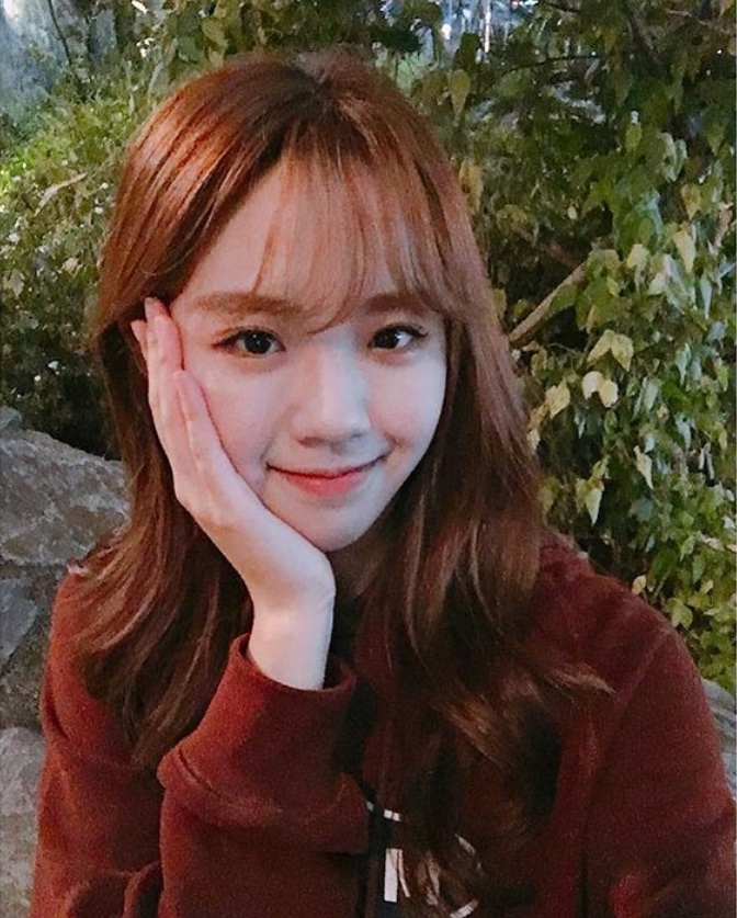 7. 지예은
在之前很紅的網路劇《YELLOW》中,飾演對樂團男主角一見鍾情、開啟狂追求模式的高中生,黏人卻不讓人感到討厭,她就是지예은!白皙的肌膚、超萌的撒嬌肉,連身為女生的偽少女看到都超羨慕啊~