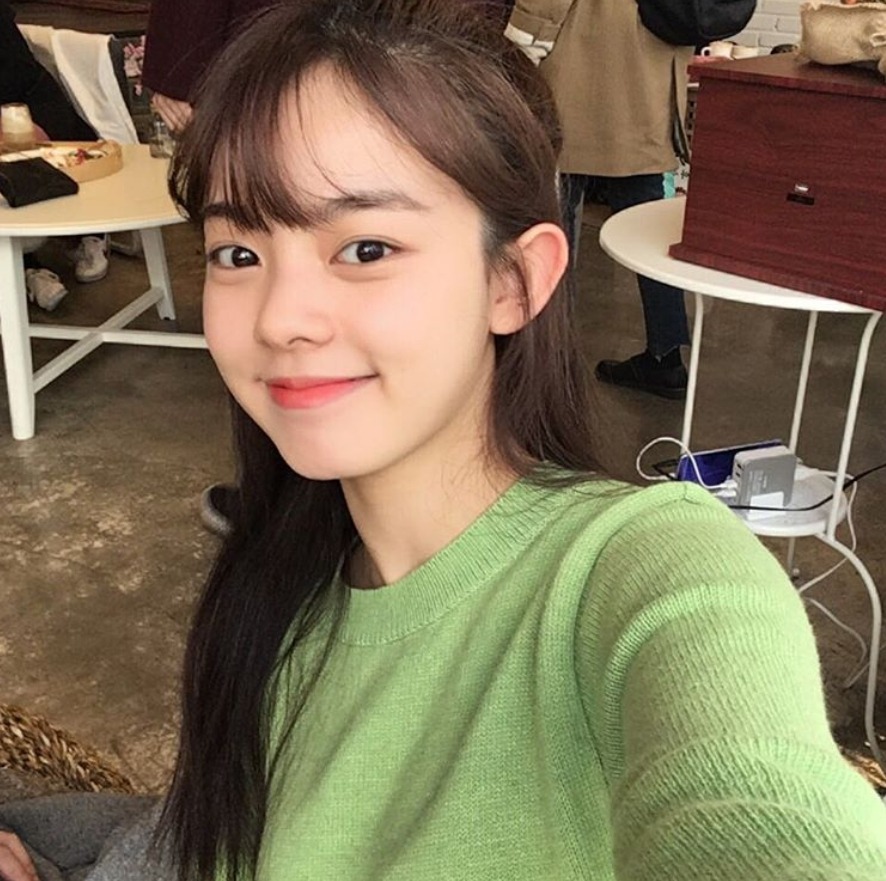 10. 유혜인
最後就是超紅的網路劇《SEVENTEEN》中的女主角,和原本一直打打鬧鬧的男性朋友、逐漸變成戀人的유혜인,女神般的外貌下卻有著可愛的性格,讓人一眼心動啊!