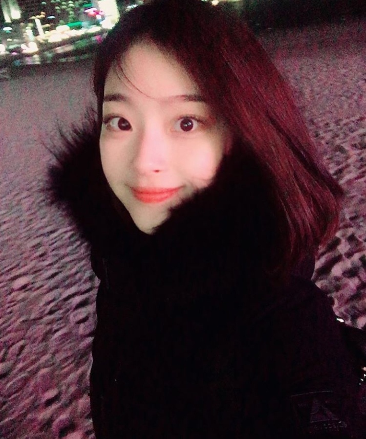 在劇中個性非常可愛的她,現實生活中個性也是非常迷人,這樣的女孩哪有男生不喜歡啦!1996年生的她現在還是演技科的大學生,看著她偽少女也只能感嘆自己真的老了啊...