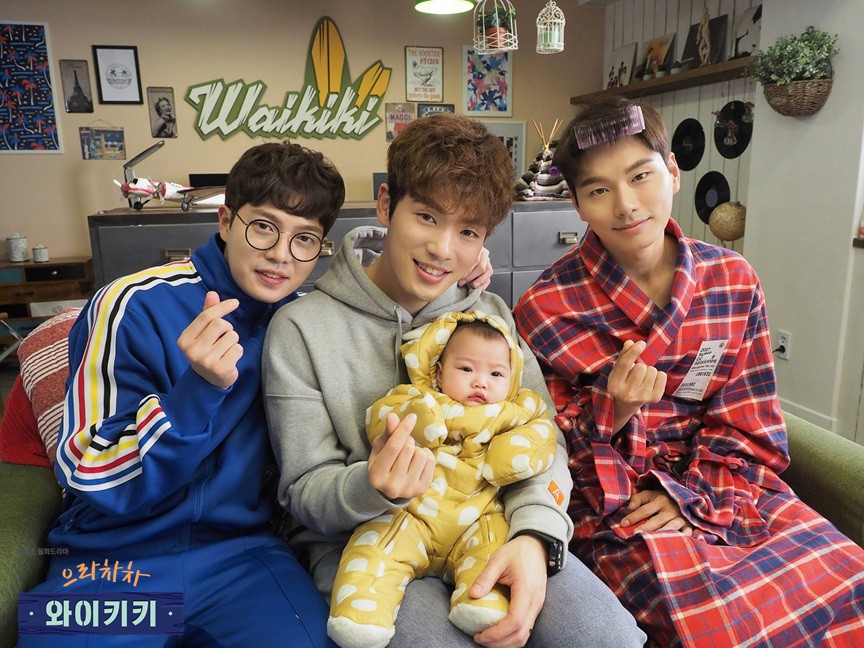 ✿TOP 10 JTBC《加油吧威基基》
話題佔有率:4.65%
※講述成為電影導演的倒霉蛋東久、機智滿分的生計型演員俊基以及半個無業遊民自由職業編劇斗植三個年輕人,在面臨人生危機之際在民宿「威基基」中所展開的故事。