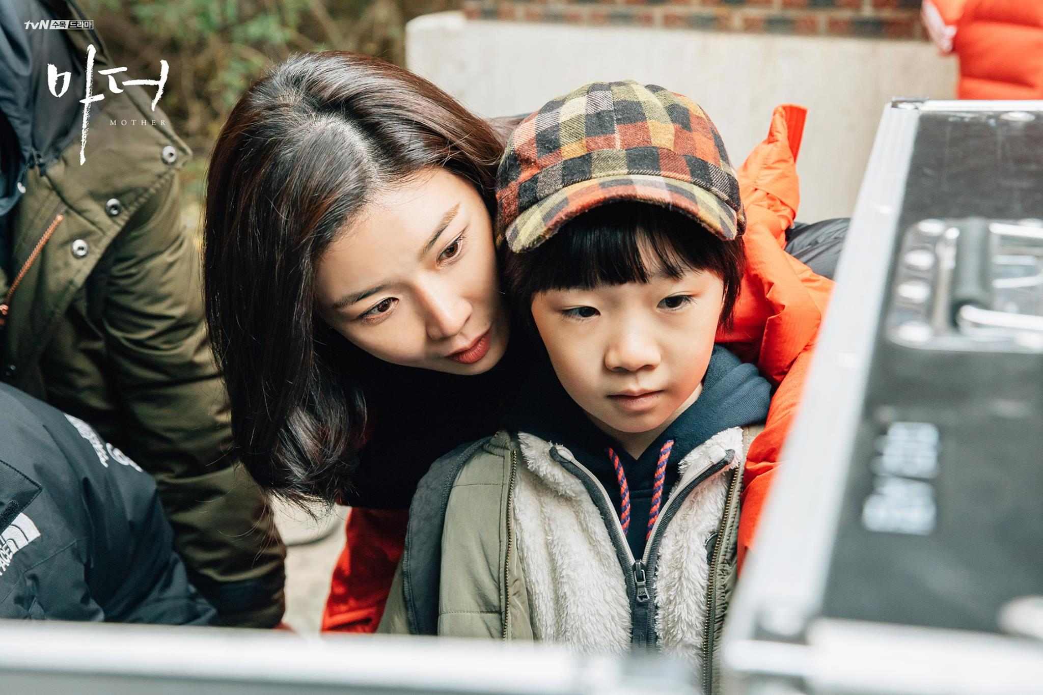 ✿TOP 6 tvN《Mother》
話題佔有率:5.53%
※講述一個小學老師為了救活一個受虐的小學生,而自願成為其假母親並將其帶離受虐環境的故事。