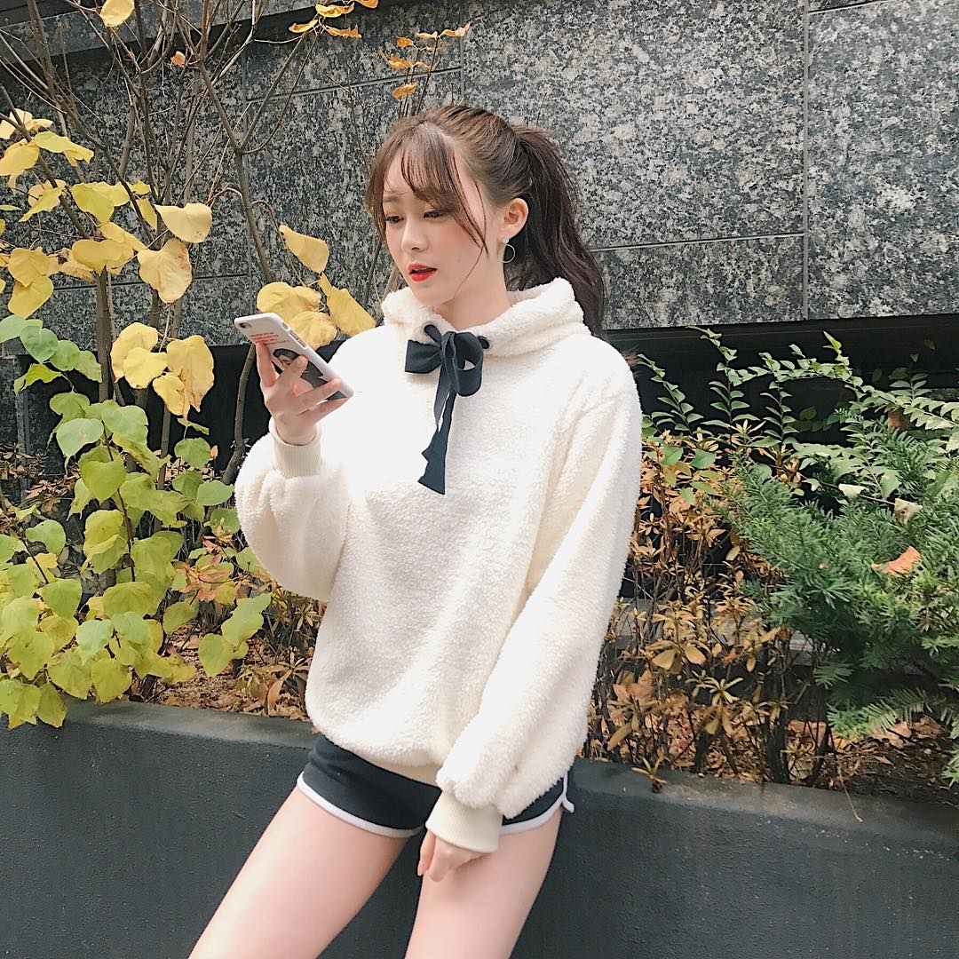 最近韓國非常流行的泰迪熊絨毛材質,摸起來很舒服但非常顯胖,穿搭秘訣就是『上寬下窄』,下身搭配短褲或是緊身褲,像choryeon一樣上圍豐滿的女孩也可以駕馭!