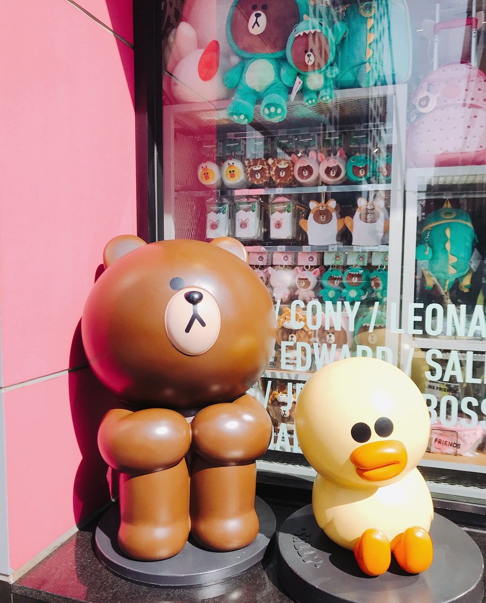 而且弘大也有超多美妝店,像是innisfree、ETUDE HOUSE、ARITAUM...反正幾乎你想得到的都有!連KAKAO FRIENDS、LINE專門店都有喔XDD,反正可以退稅,說什麼都要排時間逛一下~