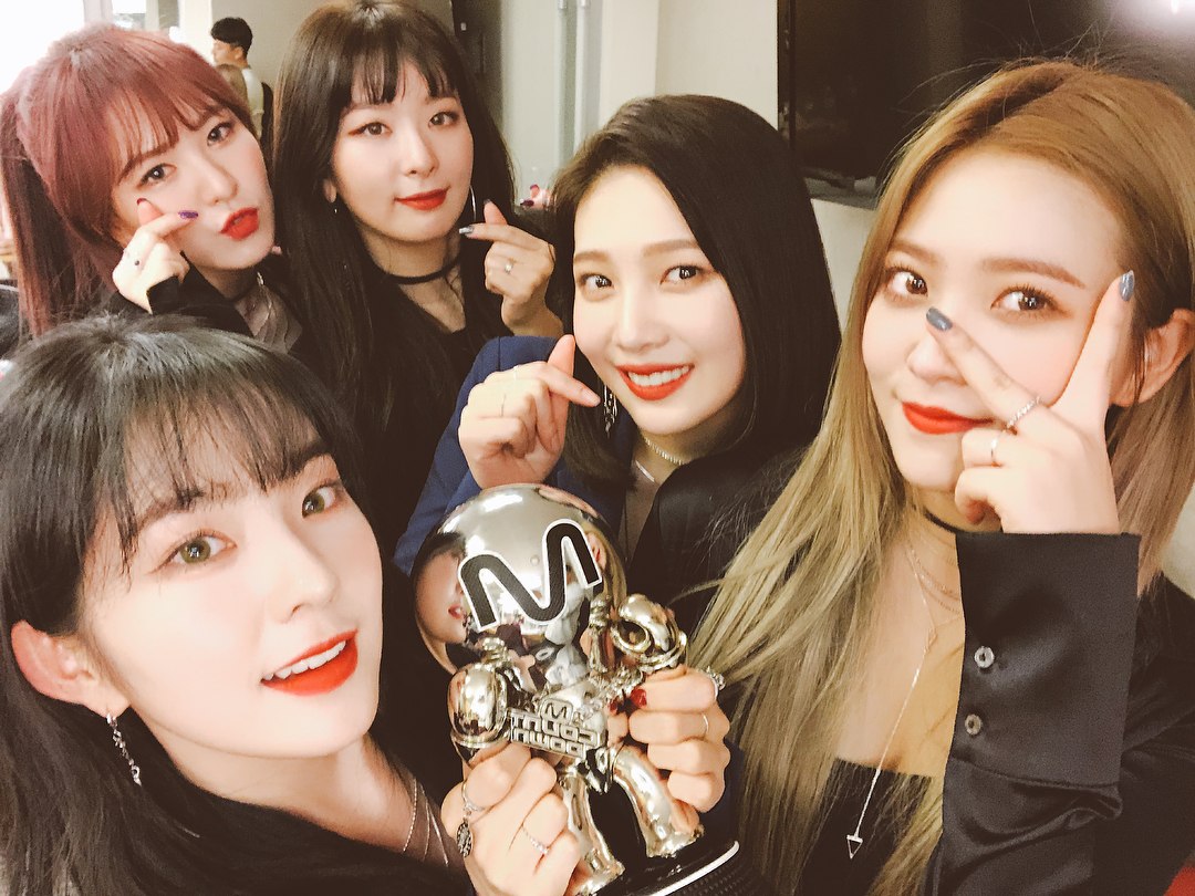 第一名 : Red Velvet
Red Velvet以獨特的曲風成功抓住粉絲的心,成員們也憑藉著獨特魅力獲得大眾的喜愛,無論是在韓國還是海外都擁有高人氣,也讓她們蟬連兩屆的冠軍了!