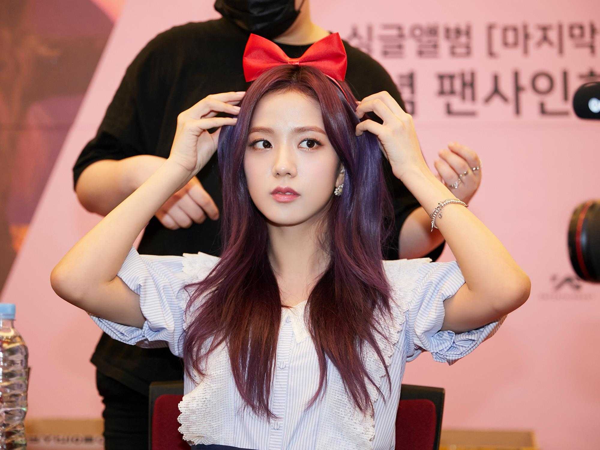 TOP3 BLACKPINK JISOO
雖然BLACKPINK是眾所皆知的完顏團,但是韓網友公認的門面仍是大姐-JISOO!
雖然台下霸氣滿滿,但下台就是呆萌的四次元少女(可能還有一點大叔XD)
只是看過飯拍都知道JISOO真的超級漂亮,本人一定美到發光啊!