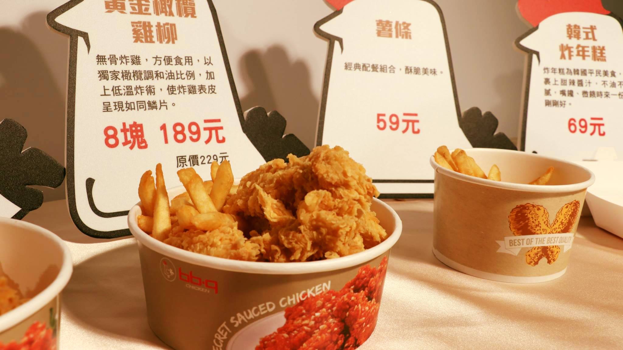 bbq炸雞櫃台目前在捷運府中站1號出口旁的全家板農店,以店中店的方式營業,3/16也將會在捷運大坪林站附近的新店慶民店開啟第二家分店,台北以外的大家可能還要再等等會不會有其他分店的開幕~