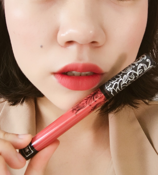 這隻它真的是給你做到完全霧面!不沾杯的效果,雖然霧面唇彩一定會比較乾,但是這款卡在唇紋的程度沒有很高,再加上使用完後不會有難卸除的問題,也不黏膩,歐膩推薦給喜歡全霧面唇彩的女孩喔~(只是這款台灣沒有賣,比較難買喔TT)