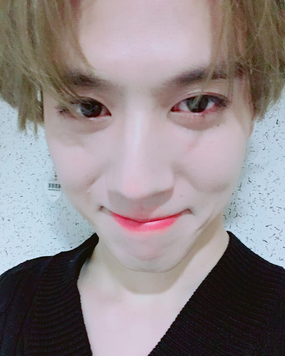 # GOT7 - 有謙
許多人對韓國人的刻板印象都還停留在單眼皮,雖然有謙不是雙眼皮但卻擁有一雙水汪汪的眼睛,搭配高挺的鼻子也讓人常常誤以為有謙是混血兒(笑)