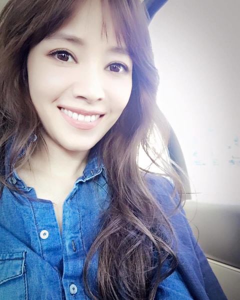 滿滿正能量的侯佩岑,一如往常掛著她甜心的招牌笑容,她說愛情有時候可能為了成為對方的理想型而有壓力,做自己就是真正的愛情,也覺得愛情不該那麼難,在生活中即使只是一件小事情都可以讓她很快樂,有半小時可以泡泡麵加蛋,看著自己喜歡的影集,做自己就是她最幸福的事情。
