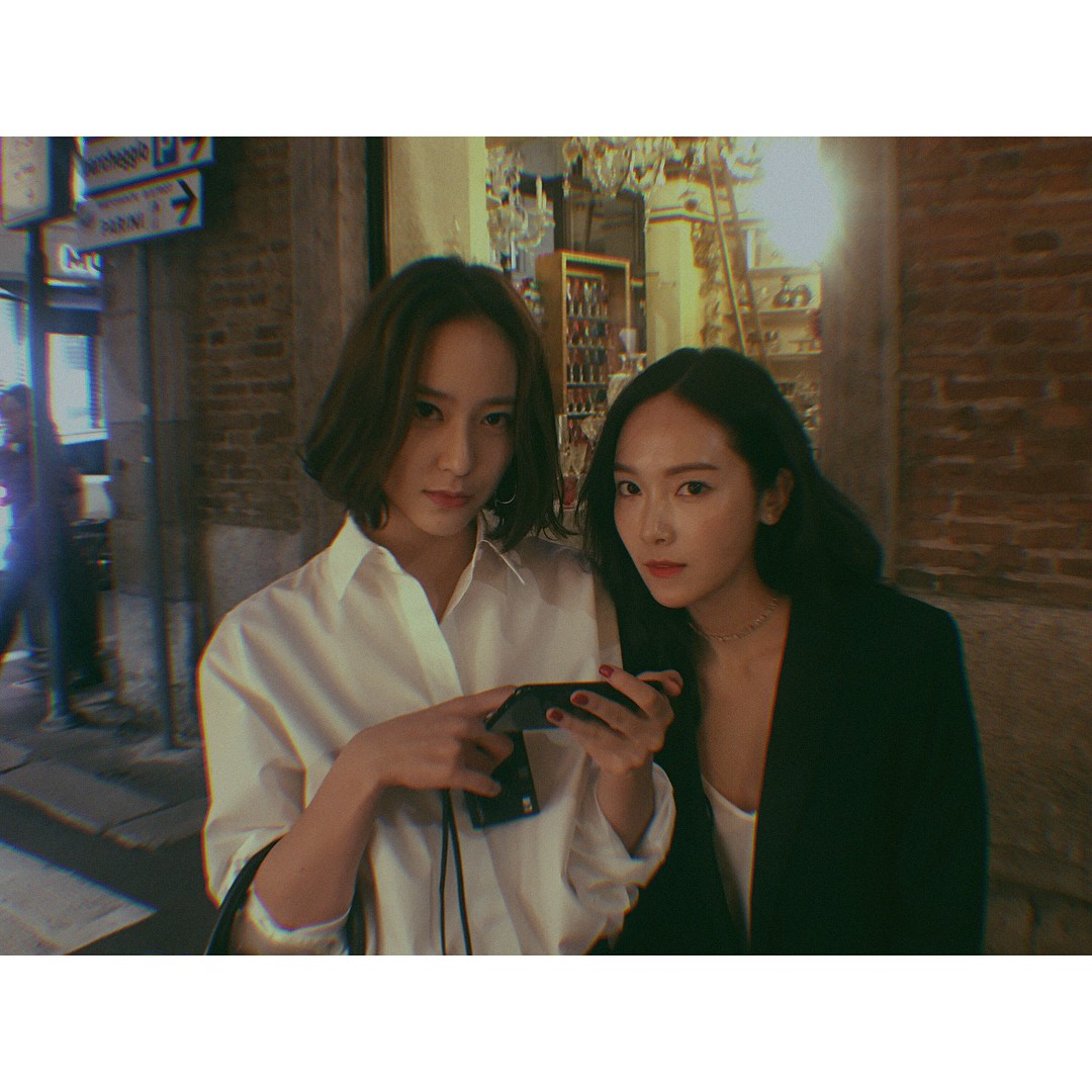 在韓國演藝圈中其實有少部分的偶像明星有著血緣關係,像是眾所皆知的少女時代前成員潔西卡和f(x)Krystal是親姊妹的關係,兩人也是許多粉絲心中高顏值姊妹的最佳代表之一!