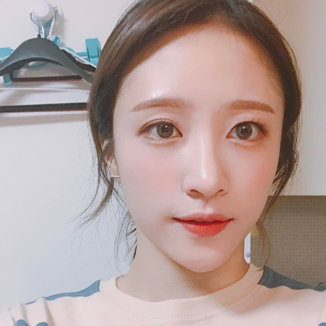 EXID 哈妮:
褪掉魅惑眼妝之後,清純模樣讓男生們有種再次戀愛的感覺~距離偏寬的平眉,除了看起來五官清秀,無辜感當然是讓男生忍不住想保護!