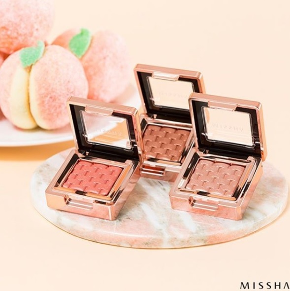 #MISSHA 編織眼影9號:
都提到MISSHA眼影了,怎麼可以不提到他們家超夯的編織眼影呢?外觀美到爆炸,眼影顯色到極致,雖然價格貴了一些,但看在他美到不像話的地步上,我們還是願意掏錢啊....最近缺貨色號是09號,這款屬於自然大地色系,拿來畫在眼窩非常美,是很實用款,也難怪會售完TT