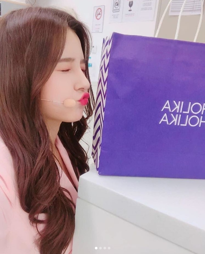 而且HOLIKA HOLIKA最近換上新的代言人,就是MOMOLAND的NANCY啊!!!看NANCY也喜歡成這樣讓偽少女也好心動!就一起看看這次的GLOSSY PLAY吧~