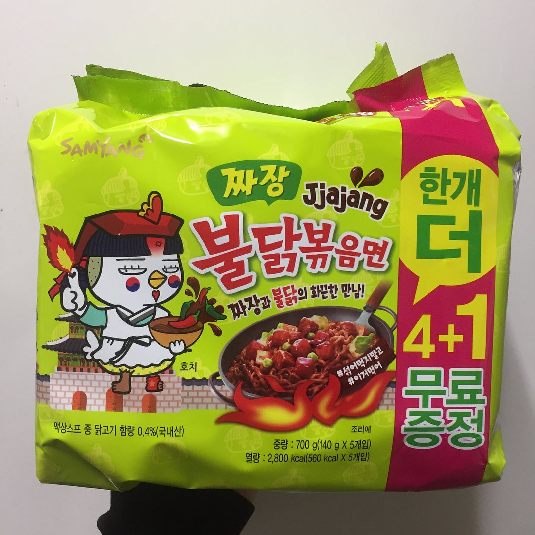 像是最近新出的炸醬口味,又再次引發了一波購買風潮!原本就喜歡把炸醬麵粉和辣雞麵加在一起吃的朋友就不用再一次開兩包來煮啦~