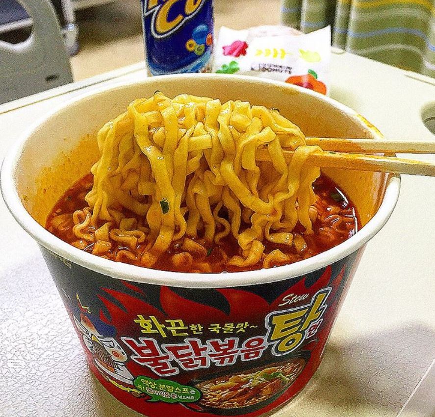 辣炒雞湯麵(불닭볶음탕면):
相信有很多人第一次吃辣炒雞麵時都誤把他煮成湯麵過(飽兒的朋友真的有過XD)所以三養也推出了辣炒雞湯麵!讓想喝湯的人也可以得到滿足!