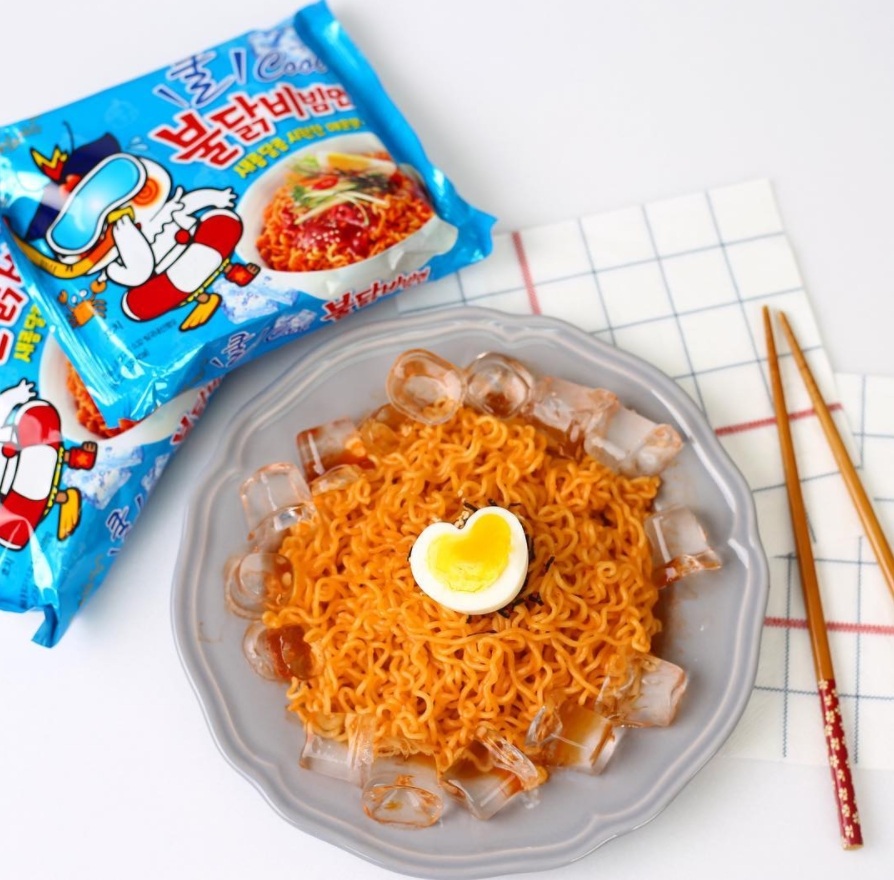 辣炒雞冷麵(쿨불닭비빔면):
再來是這款非常適合夏天吃的辣炒雞冷麵,因為冷的食物基本上就能降低一些吃辣引起的灼熱感,所以款應該是最不辣的版本!
