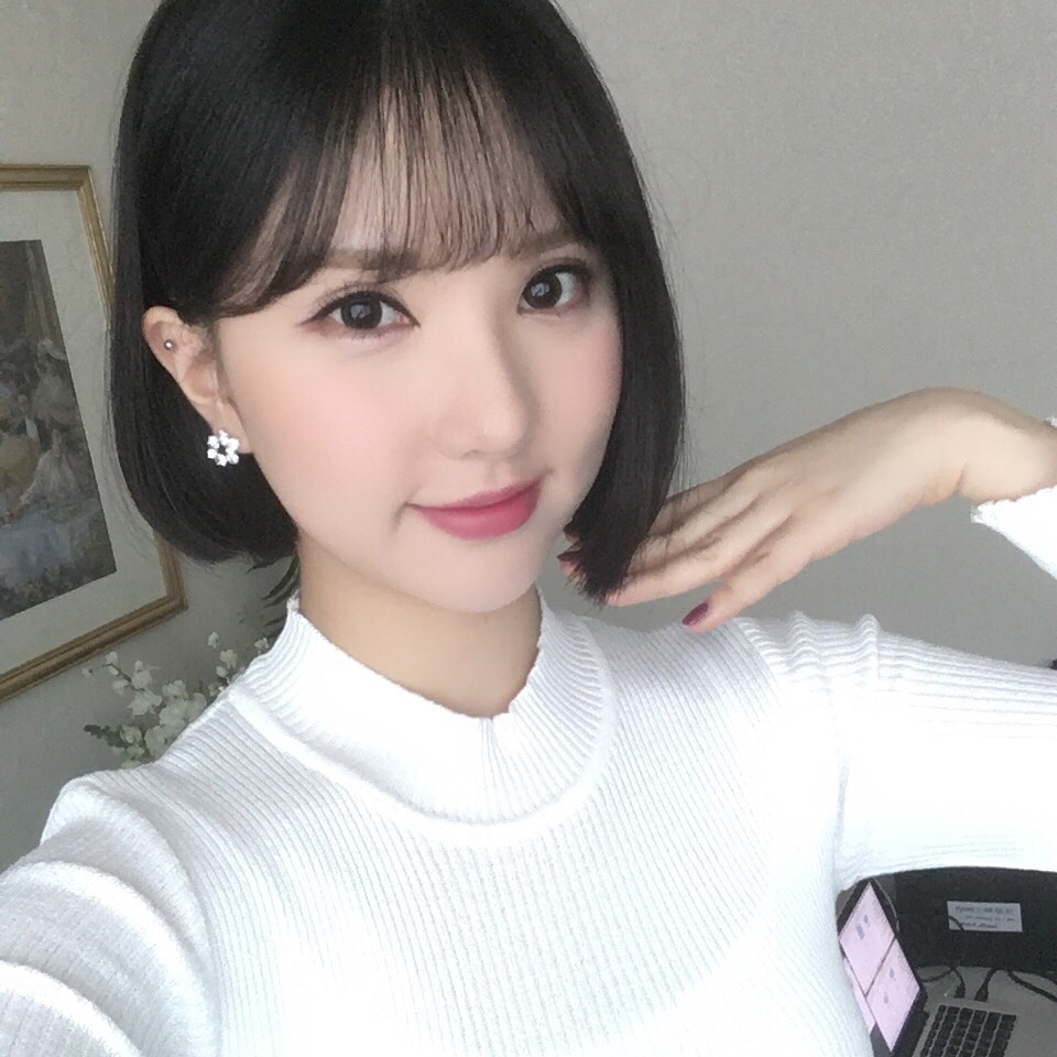 GFRIEND Eunha:
小女友們在台灣的男粉絲非常多,其中銀河的人氣可以說是最高的,剪短髮後讓許多普遍喜歡長髮的台灣男生都轉性變成了短髮控