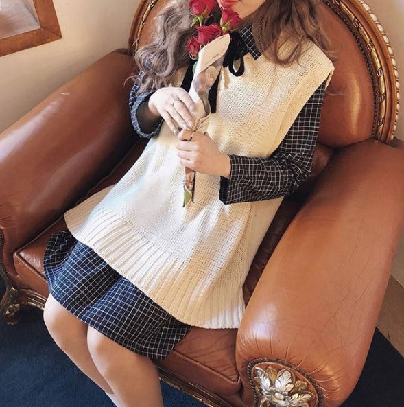 #搭配可愛感的穿搭:
最適合丸子頭的絕對就是可愛感的穿搭啦!丸子頭本身就有可愛的氛圍,再配上可愛的穿搭,絕對是最完美的搭配!
