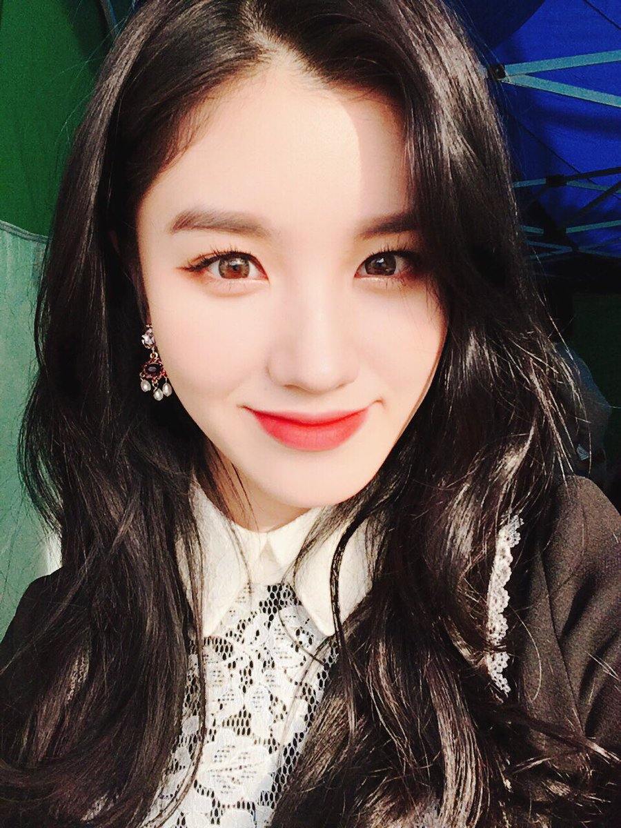 # PRISTIN - 施妍(2000.11.14)
在選秀節目《PRODUCE 101》中就曾因出眾的外表受到關注之外,不過施妍是以童星的身分踏入韓國演藝圈的,後來則以女團PRISTIN的成員正式出道~