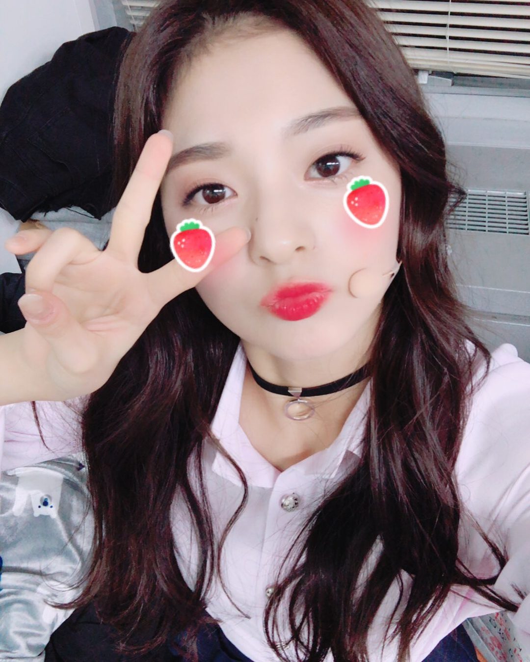 # fromis 9 - 李娜炅(2000.06.01)
在選秀節目中李娜炅就曾因外表的關係,而被網友說長的像TWICE的周子瑜也因此受到熱烈討論,後來李娜炅也憑藉著獨特的魅力成功圈到許多飯,最後也成功以女團fromis 9的身分正式出道~