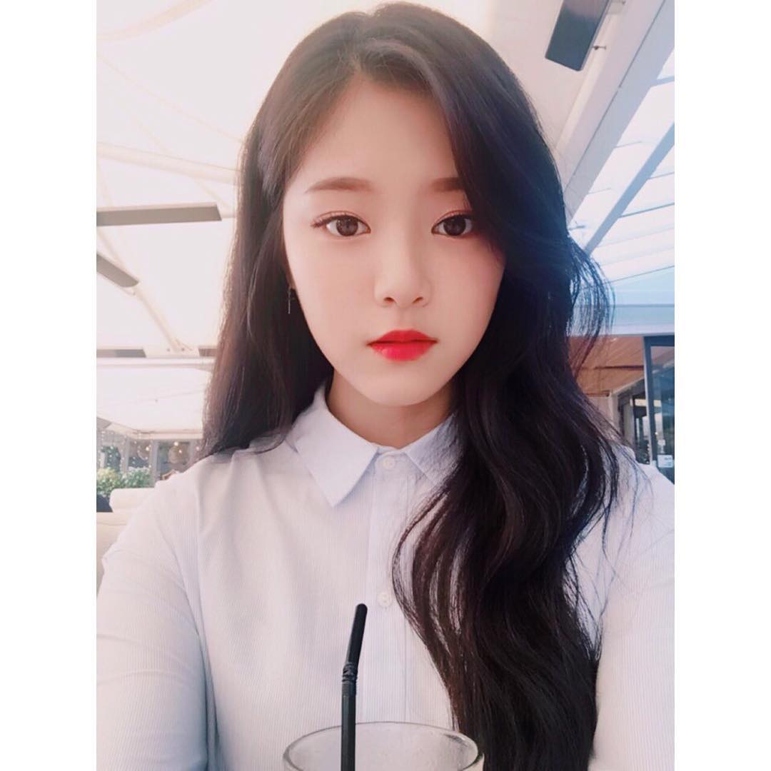 #本月少女 - HyunJin(2000.11.15)
在剛出道時就以一張明星臉而受到矚目的HyunJin,因出眾的外表更被韓國網友喻為是Apink娜恩和TWICE子瑜以及AOA雪炫的綜合體,粉絲們也覺得像嗎...?