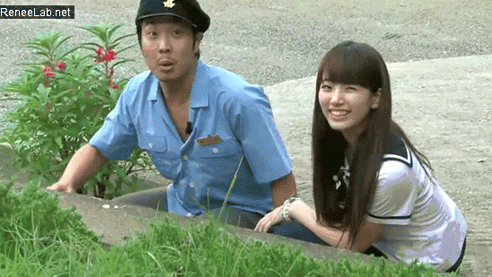 秀智
秀智在《RUNNING MAN》中,這燦爛一笑的畫面,幾乎深深的刻印在粉絲的腦海中,不只男粉或女粉都立刻被迷倒,所以這個動圖幾乎是公認的"秀智傳說動圖"啊~