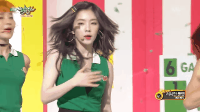 RED VELVET Irene
被封為「結尾妖精」的傳奇舞台啊~
Irene那時最後的那個鏡頭真的在韓國引起了很大的討論,網友都紛紛留言被電死了!果然是神顏白菜,真的會永無止境的看下去!