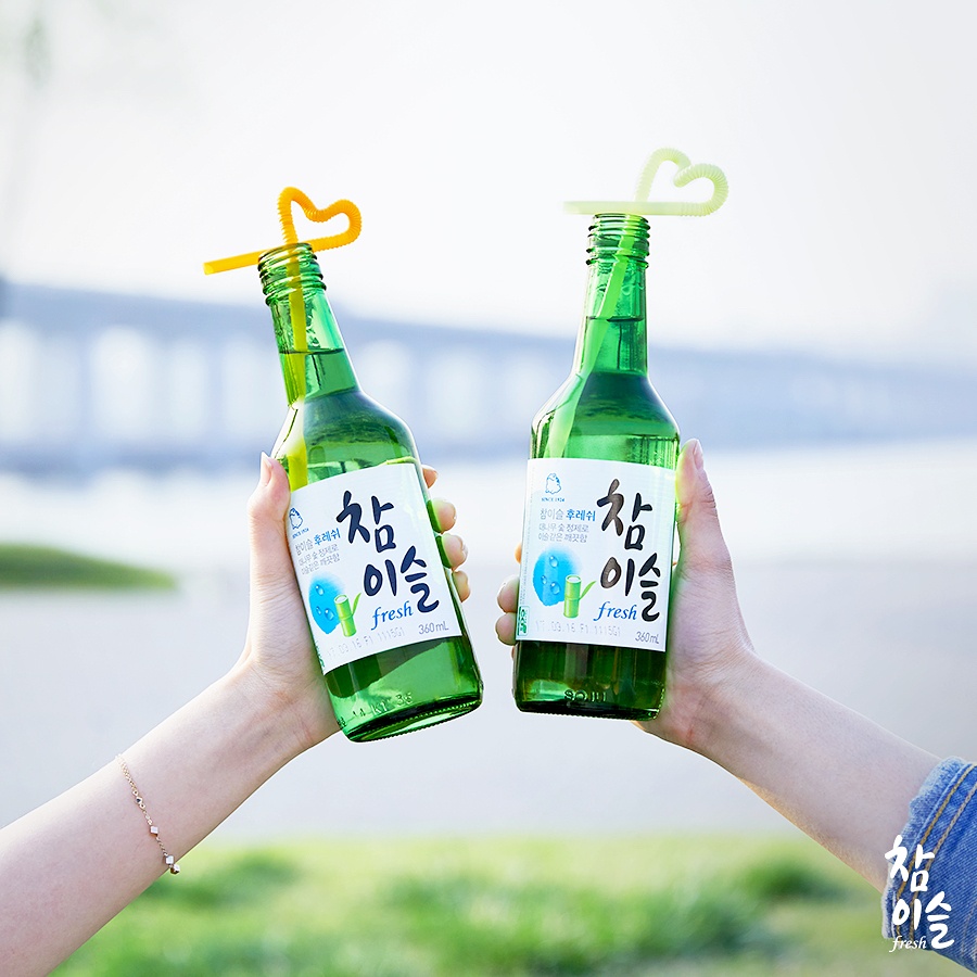 1. 喝酒
韓國學生們可是很認真在遵守"未成年不可以喝酒"的觀念,就連宅精靈的朋友帶高二的弟弟來到台灣,還是堅持偷喝一口都不行,所以他們決定成年之後一定要喝醉至少一次才行!